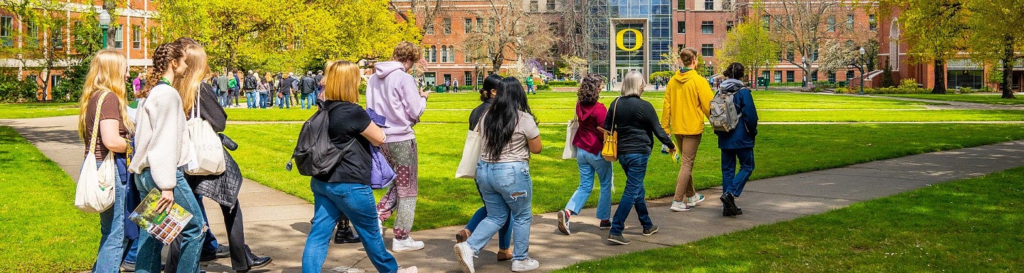 Students and parents touring uo campus